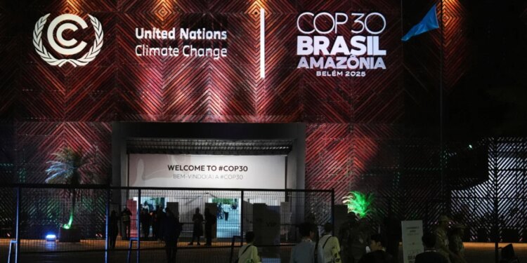 Kongresi për klimën në Brazil miraton marrëveshjen vullnetar për uljen e përdorimit të karburanteve fosile.