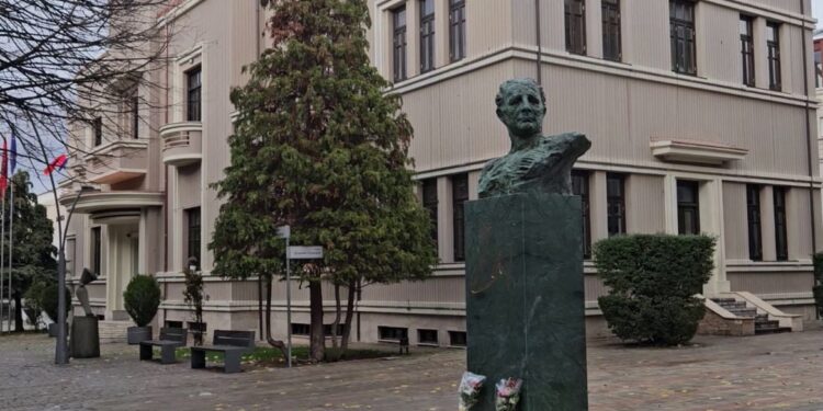 Korça nderon Llazar Zai Fundon, i përjetësuar pas 81 vjetësh me një bust si simbol i intelektualizmit dhe sakrificës për lirinë e mendimit.