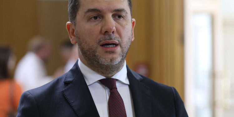 Krasniqi njofton dorëheqjen nga pozita e kryetarit të PDK-së.