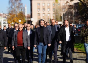 Kryebashkiaku i Prishtinës i bashkohet protestës së punëtorëve të transportit publik, thirrje Kurtit: Dil nga zyra dhe takohu me ne.