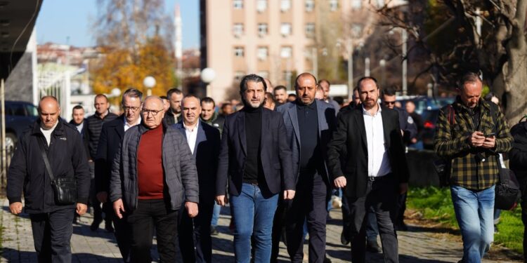 Kryebashkiaku i Prishtinës i bashkohet protestës së punëtorëve të transportit publik, thirrje Kurtit: Dil nga zyra dhe takohu me ne.