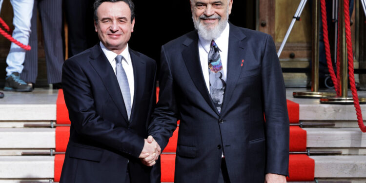 Kryeministrat akuzohen për prishjen e marrëdhënieve mes Kosovës dhe Shqipërisë.