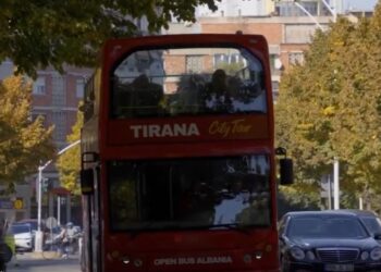 Kryeministri Rama prezanton autobusin e turizmit në Tiranë: Qyteti ynë i mbushur me jetë dhe ngjyra.