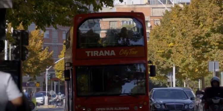 Kryeministri Rama prezanton autobusin e turizmit në Tiranë: Qyteti ynë i mbushur me jetë dhe ngjyra.