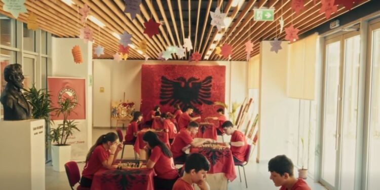 Kryeministri Rama publikon videon e nxënësve të shkollës Sami Frashëri në 'Kartolinë nëntori'