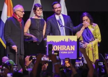 Kryetari më i ri në më shumë se një shekull: Mysliman dhe socialist—Njihuni me Zohran Mamdanin, kandidatin demokrat që triumfoi në zgjedhjet e Nju Jorkut.
