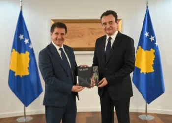 Kurti dhe Petta bien dakord për ndërtimin e shtatorës së Adem Jasharit në komunën Hora e Arbëreshëve.