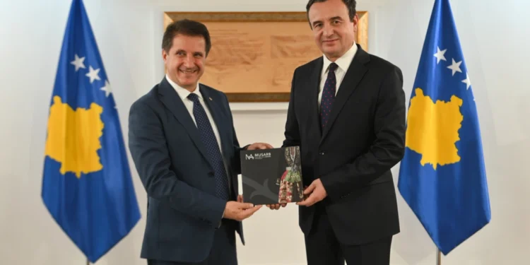 Kurti dhe Petta bien dakord për ndërtimin e shtatorës së Adem Jasharit në komunën Hora e Arbëreshëve.