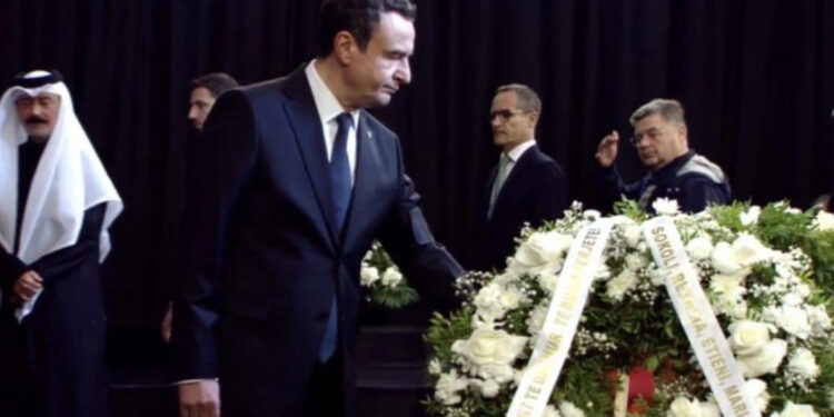 Kurti viziton Tiranën për të nderuar kujtimin e Fatos Nanos