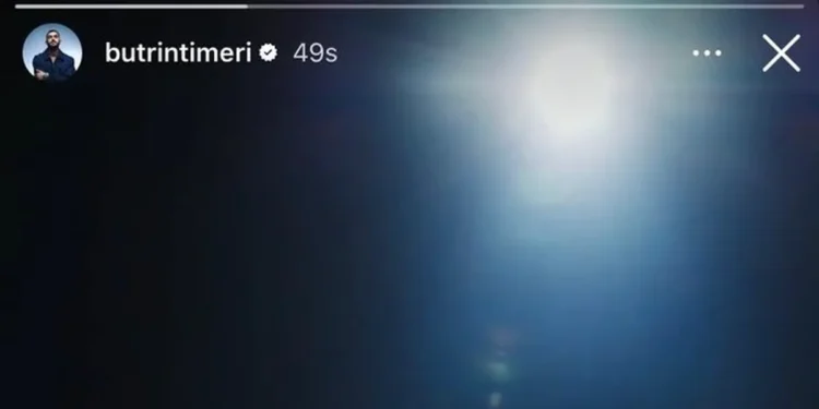 Kush është vajza që shfaqet në prehërin e Butrinit Imerit? Pozita e tyre krijon reagime te fansat.