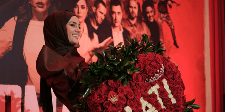 Kush i dërgoi Hatit tufën e trëndafilave në premierën e filmit "Kazerma"?