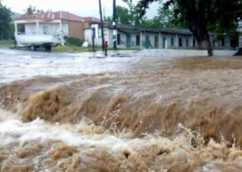 Kushtet e rënda të motit godasin Greqinë: Fshatra në izolim, prona dhe tokë bujqësore nën ujë.