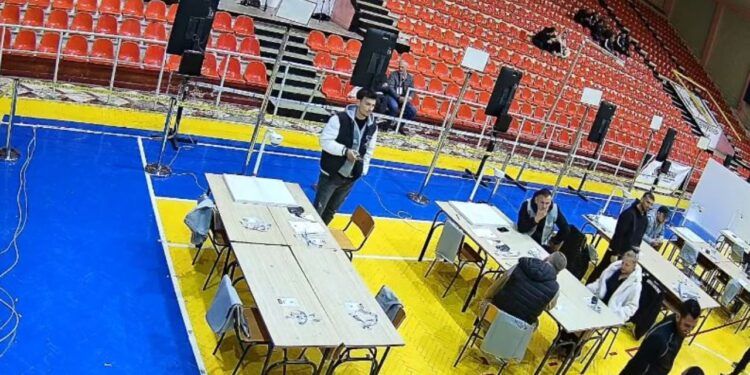 Kutia e parë në Vlorë është numëruar, kandidatja socialiste prin me 64 vota.