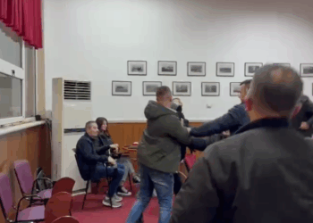 LAJM I FUNDIT: Konflikt fizik me grushte e shqelma në Këshillin Bashkiak të Pogradecit