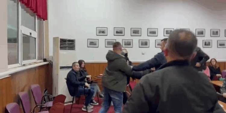 LAJM I FUNDIT: Konflikt fizik me grushte e shqelma në Këshillin Bashkiak të Pogradecit