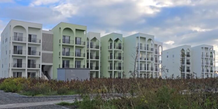 Lagjja e re në Spitallë nuk është ende e banuar, 996 apartamente do të ofrojnë strehim për mbi 4 mijë të pastrehë nga tërmeti.