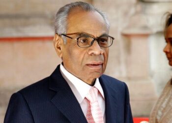 Largimi nga jeta i Patriarkut të familjes më të pasur në Angli, një jetë e mbushur me shkëlqim dhe polemika.