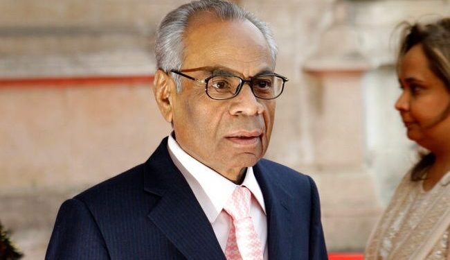 Largimi nga jeta i Patriarkut të familjes më të pasur në Angli, një jetë e mbushur me shkëlqim dhe polemika.