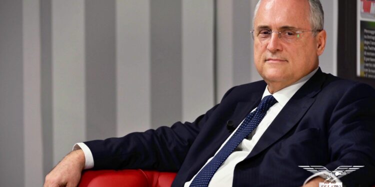 Lazio, Lotito kërkon 'ndihmë nga e larta' për të përballuar fatin e keq, një prift kryen një bekim në qendrën stërvitore.