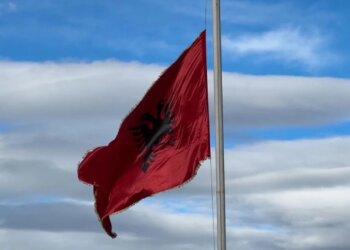 Lezha nderon Pavarësinë pranë bustit të Skënderbeut, me një ngritje simbolike të flamurit kombëtar.