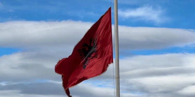 Lezha nderon Pavarësinë pranë bustit të Skënderbeut, me një ngritje simbolike të flamurit kombëtar.