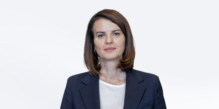 “Lufta” ndaj ndërtimeve të paligjshme, Ministrja Koçiu: Lista e zezë për shkelësit, prishje ose konfiskim i pasurive të tyre