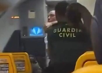 Luftëtarja irlandeze e arteve marciale arrestohet në Spanjë pas një incidenti me oficerët e policisë që përpiqeshin ta largonin nga një fluturim për në Dublin.