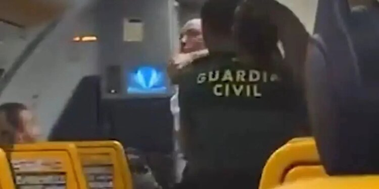 Luftëtarja irlandeze e arteve marciale arrestohet në Spanjë pas një incidenti me oficerët e policisë që përpiqeshin ta largonin nga një fluturim për në Dublin.