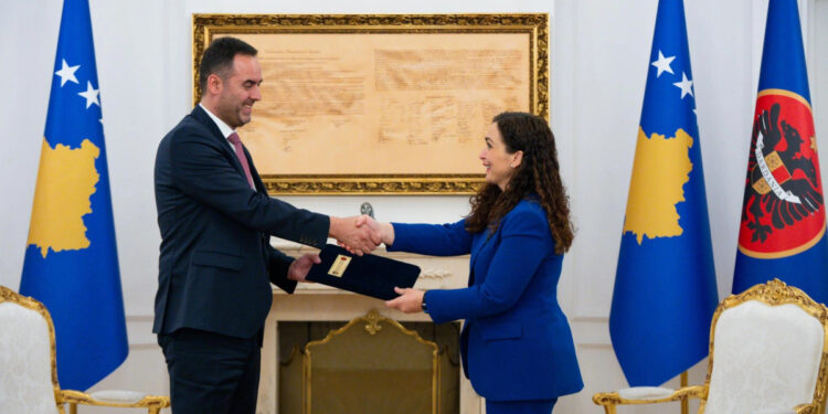 Mandatimi i Konjufcës nga Osmani – analiza e interpretimeve kushtetuese dhe akuzave për arbitraritet.