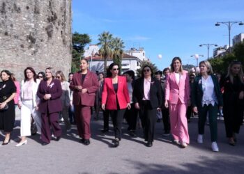 “Marshimi rozë”: Gratë dhe vajzat në Elbasan organizojnë një ecje simbolike për mbështetje të jetës.