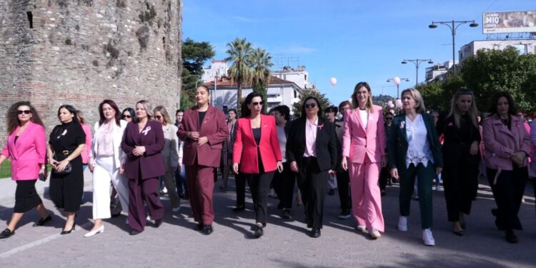 “Marshimi rozë”: Gratë dhe vajzat në Elbasan organizojnë një ecje simbolike për mbështetje të jetës.