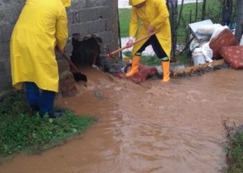 Mati përmbytet, shiu i fortë bllokon rrugët dhe disa shtëpi rrezikojnë të kolapsojnë.
