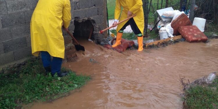 Mati përmbytet, shiu i fortë bllokon rrugët dhe disa shtëpi rrezikojnë të kolapsojnë.