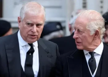 Mbreti Charles ia heq Princit Andrew të gjitha titujt dhe e nxjerr jashtë rezidencës mbretërore!