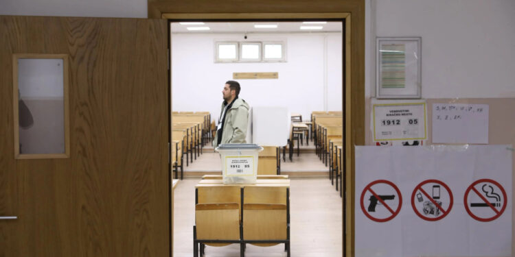 Më pak se 2% e votuesve kanë marrë pjesë në balotazh deri në orën 9.