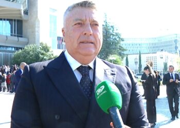 “Mik në ditë të mira dhe të këqija”: Ish-guvernatori Fullani nderon Fatos Nanon, thekson rolin e tij në dhënien e shpresës popullit dhe ndërtimin e një ekonomie të qëndrueshme.