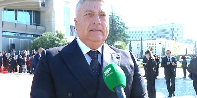 “Mik në ditë të mira dhe të këqija”: Ish-guvernatori Fullani nderon Fatos Nanon, thekson rolin e tij në dhënien e shpresës popullit dhe ndërtimin e një ekonomie të qëndrueshme.