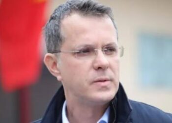 Ministri i Mbrojtjes së Rumanisë dorëheqet pas 5 muajsh në detyrë për shkak të rremeve në CV-në e tij