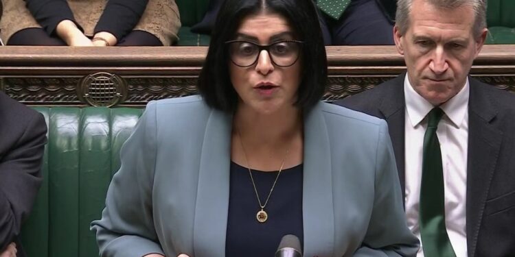 Ministria e Brendshme, Shabana Mahmood, thotë në Parlament: 'Gati për të dëbuar 700 familje shqiptare'