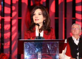 Ministrja Spiropali uron shqiptarët: 'Të ngremë flamurin e Kastriotit në familjen europiane' Gëzuar kudo që ndodheni