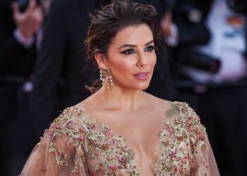 "Momentet e duhura": Eva Longoria tregon për lindjen e djalit të saj në moshën 43-vjeçare.