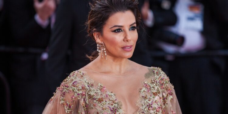 "Momentet e duhura": Eva Longoria tregon për lindjen e djalit të saj në moshën 43-vjeçare.
