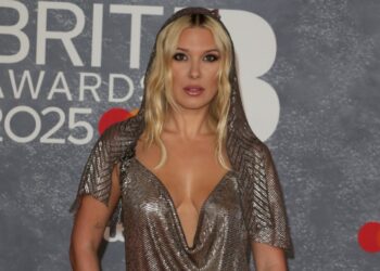 “Mos më ‘vrisni’ me tituj”, aktorja Millie Brown i bën thirrje gazetarëve të ndalojnë komentet për pamjen e saj.