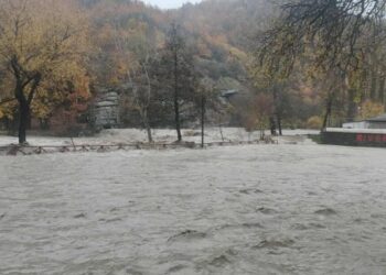 Mot i keq në Greqi: Lumi Aliakmonas del nga shtrati, dëmtohet ura historike në Kostur dhe ndërpritet furnizimi me ujë.