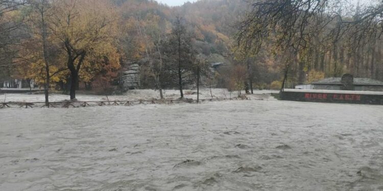Mot i keq në Greqi: Lumi Aliakmonas del nga shtrati, dëmtohet ura historike në Kostur dhe ndërpritet furnizimi me ujë.