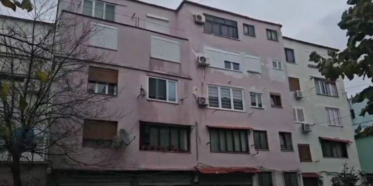 Mot i keq shkakton prishje të energjisë elektrike në Kukës, si dhe rënie gurësh e dherash në disa aksese rrugore.