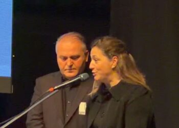 “Moti i Shpat Kasapit: ‘Do ta kujtoj amanetin për Roelin’ – Fjalimi emocional i motrës gjatë ceremonisë së ndarjes”