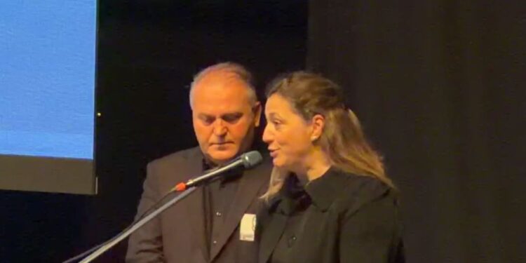 “Moti i Shpat Kasapit: ‘Do ta kujtoj amanetin për Roelin’ – Fjalimi emocional i motrës gjatë ceremonisë së ndarjes”