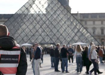 Muzeu i Luvrit rrit çmimin e biletave për turistët jashtë Europës: sa do të paguajnë më shumë se europianët?