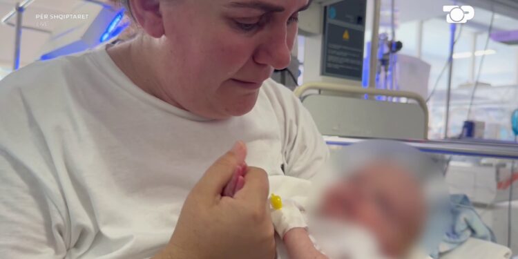 Nata finale e “Për Shqiptarët”: Dearti kthehet në studio pas shërimit, gjyshe Alia takon për herë të parë nipin e saj.